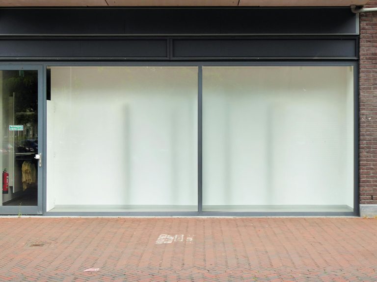 Leere Glasfront mit breiter Werbefläche