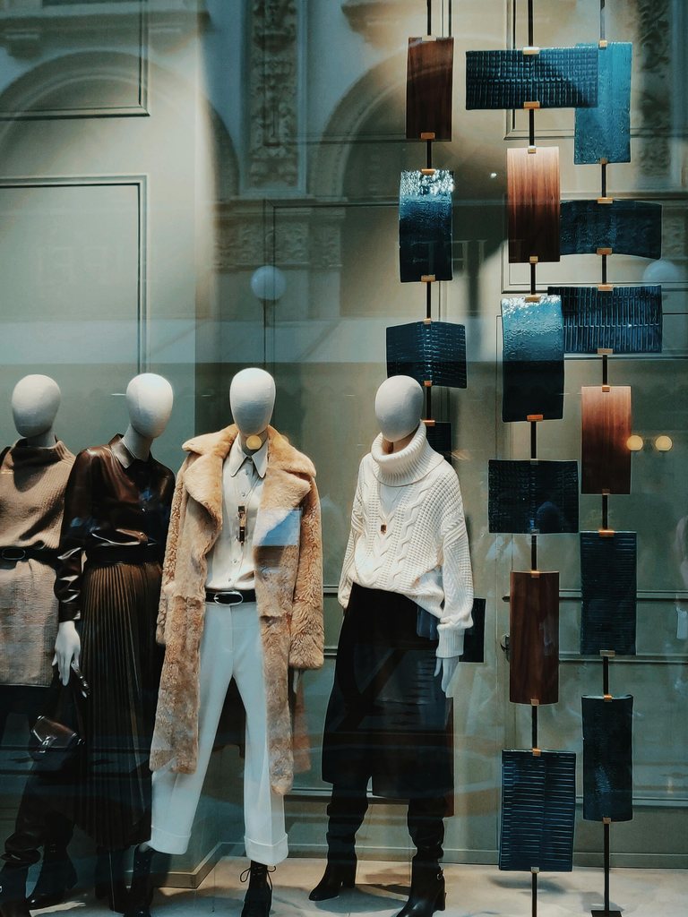 Sprachneutrales Mode-Schaufenster mit hochwertiger Warenpräsentation
